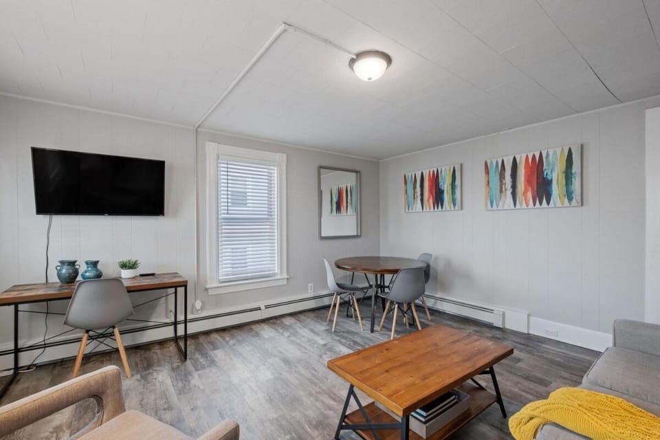 Stylish & Large Top Floor w Private Front Porch Apartment in Manchester