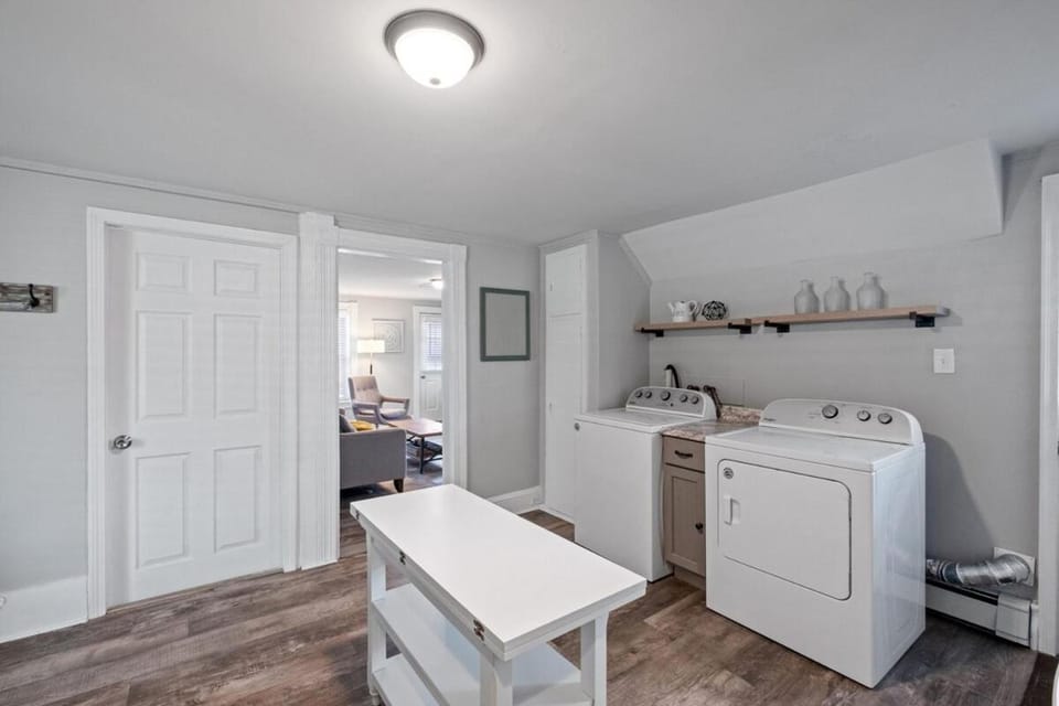 Stylish & Large Top Floor w Private Front Porch Apartment in Manchester