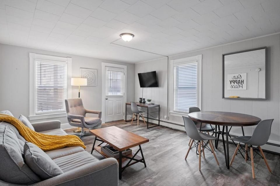 Stylish & Large Top Floor w Private Front Porch Apartment in Manchester