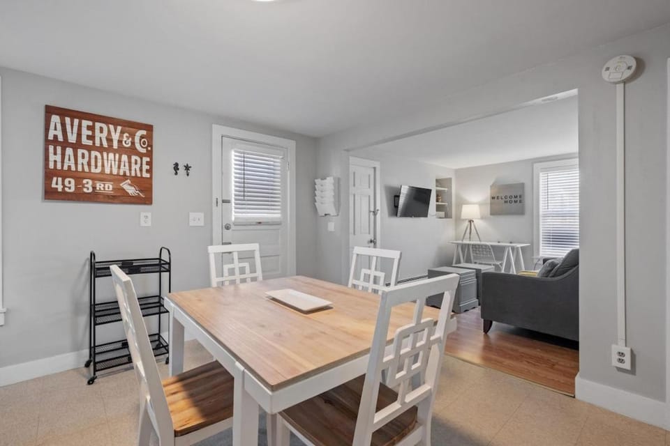 Bright Modern Open Layout 2nd Flr Short to MidTerm Apartment in Manchester