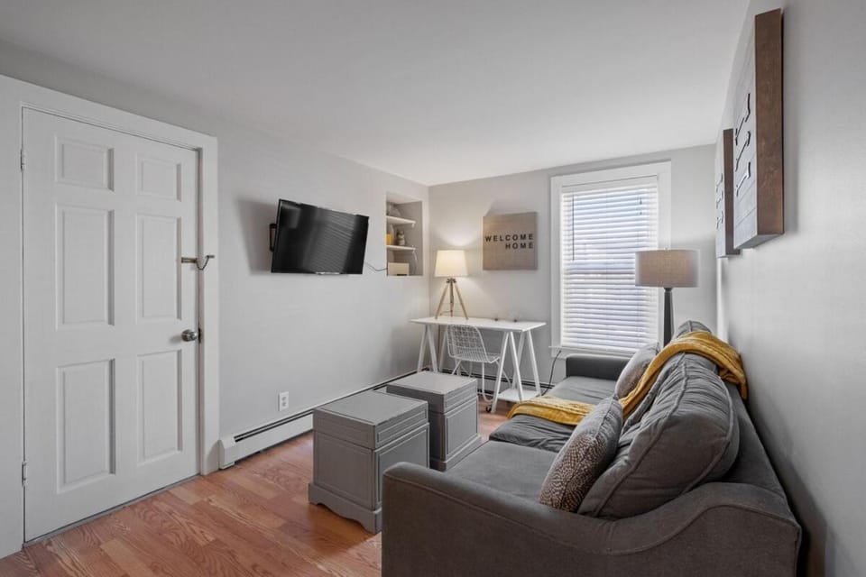 Bright Modern Open Layout 2nd Flr Short to MidTerm Apartment in Manchester