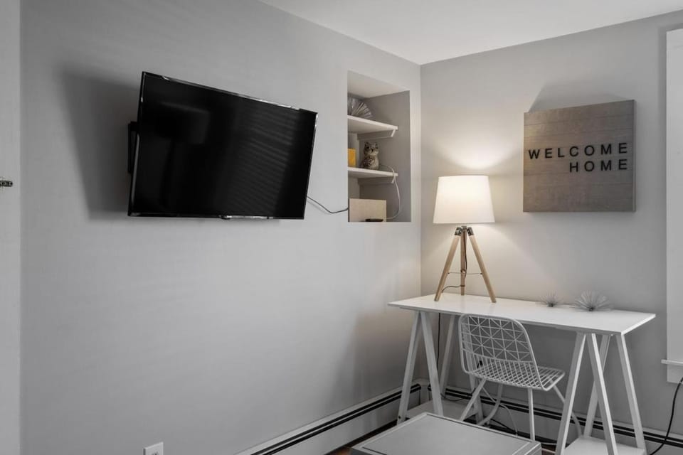 Bright Modern Open Layout 2nd Flr Short to MidTerm Apartment in Manchester