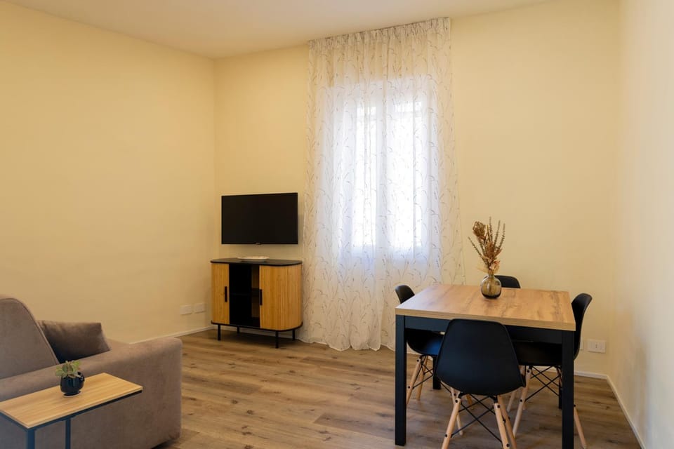 TV and multimedia, Living room, Seating area, Dining area