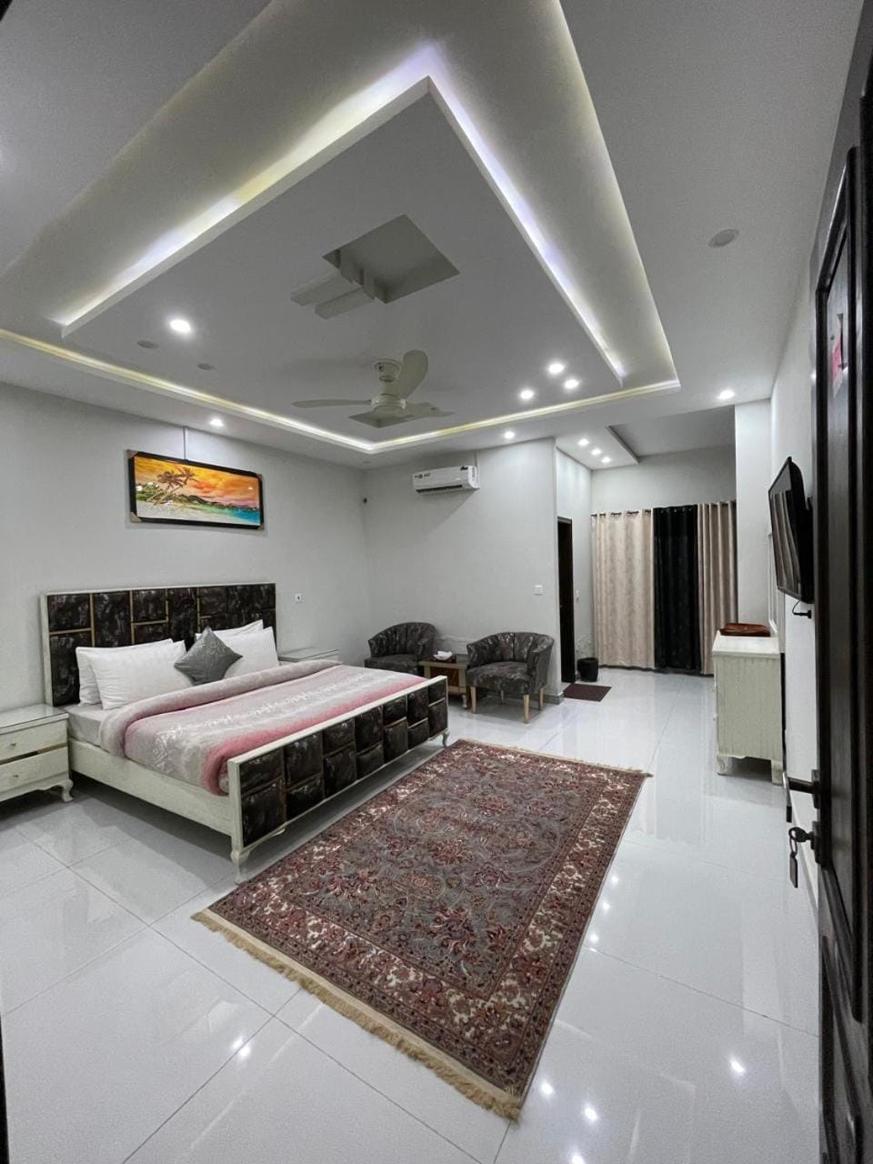 Bed, TV and multimedia, Photo of the whole room, Bedroom, air conditioner