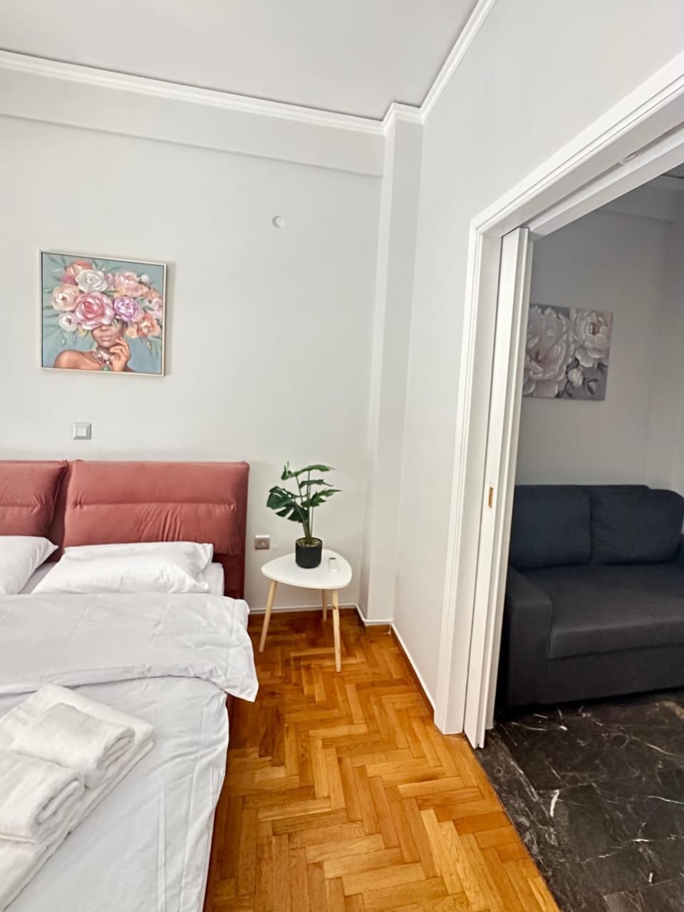 Bed, Photo of the whole room, Seating area