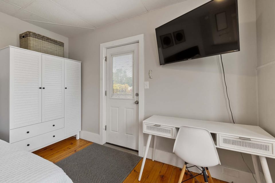 Sleek & Bright 1st Flr Studio Short -Midterm Stays Apartment in Manchester