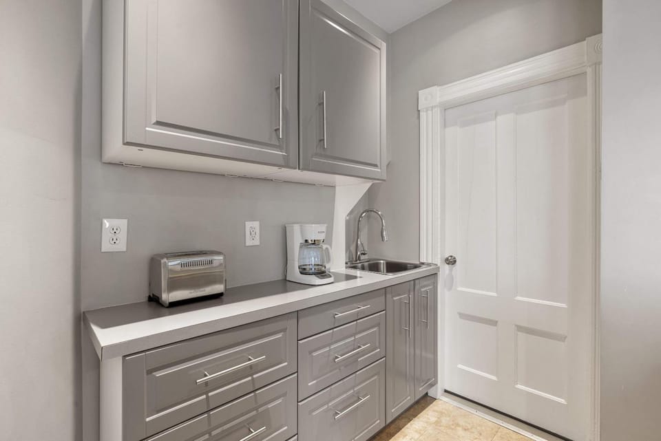 Sleek & Bright 1st Flr Studio Short -Midterm Stays Apartment in Manchester