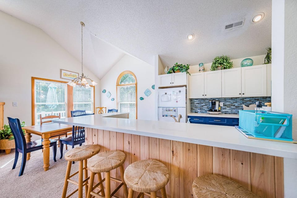 Latitude Adjustment - Corolla, Ocean Sands, 525 Yards to Beach, Oceanside, Pool, Hot Tub, Tennis House in Corolla