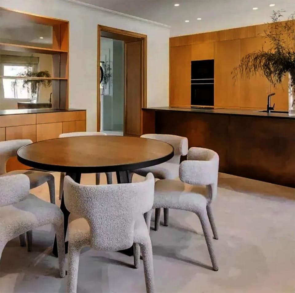 Kitchen or kitchenette, Dining area