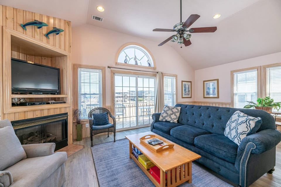 Sandy Paws - KDH MP 9.5, Semi-Oceanfront, Ocean View, 100 Yds to Beach, Elevator, Pool, Hot Tub, Pets OK House in Kill Devil Hills