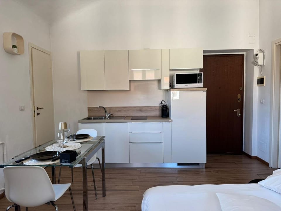 Kitchen or kitchenette, Photo of the whole room, Dining area, oven, stove