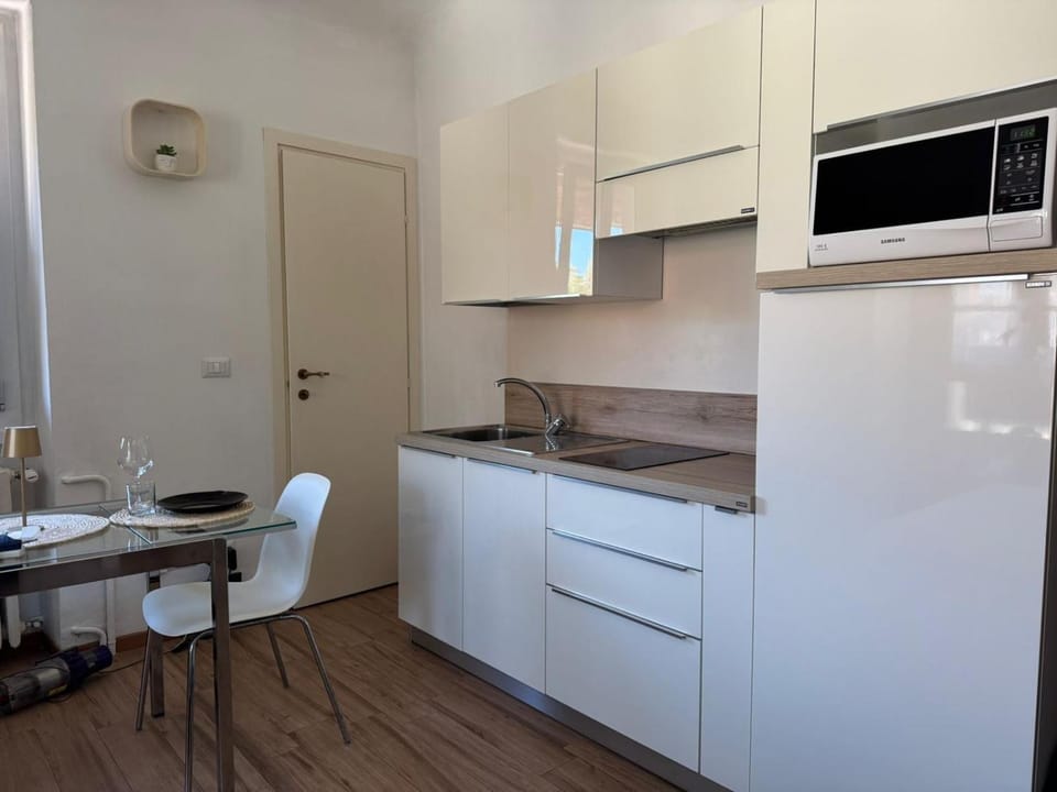 Kitchen or kitchenette, Dining area, oven, stove