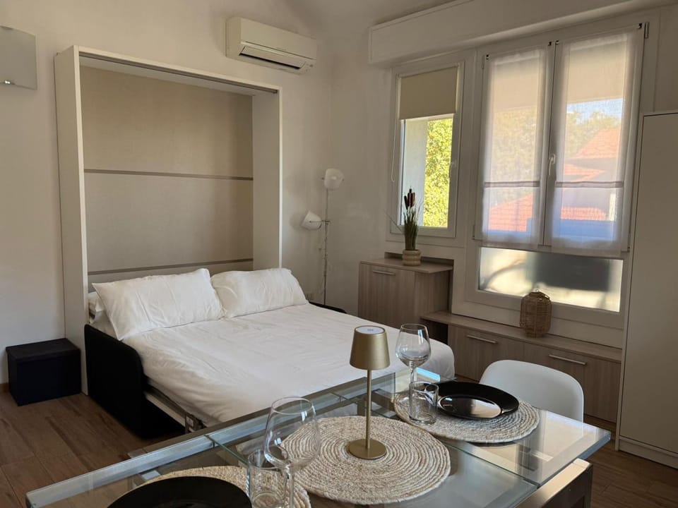 Bed, Photo of the whole room, Seating area, air conditioner