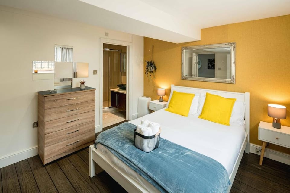 Swiss Cottage Hideaway Sleeps 8 Regents Park Apartment in London Borough of Camden