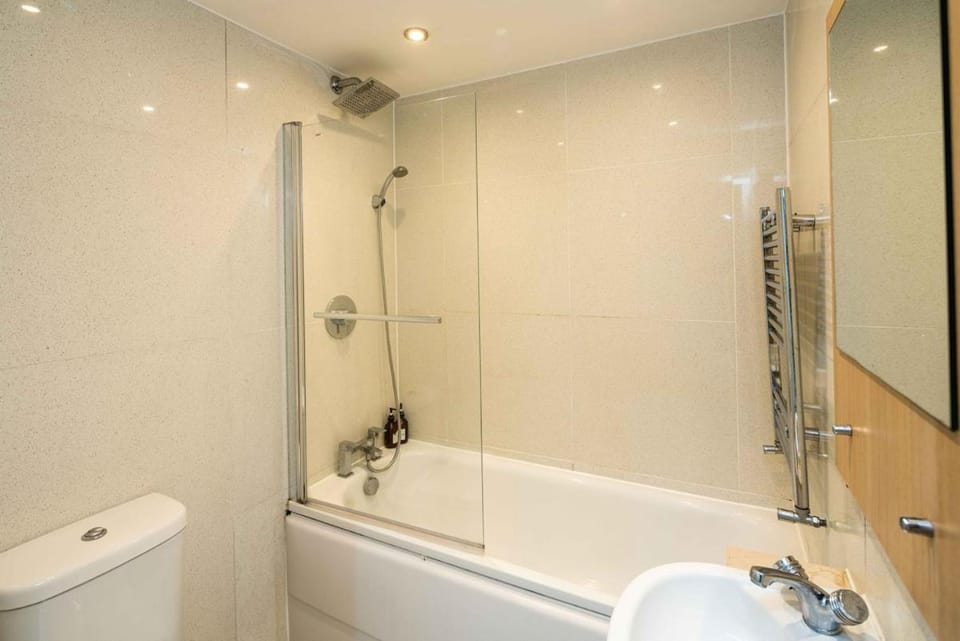 Swiss Cottage Hideaway Sleeps 8 Regents Park Apartment in London Borough of Camden