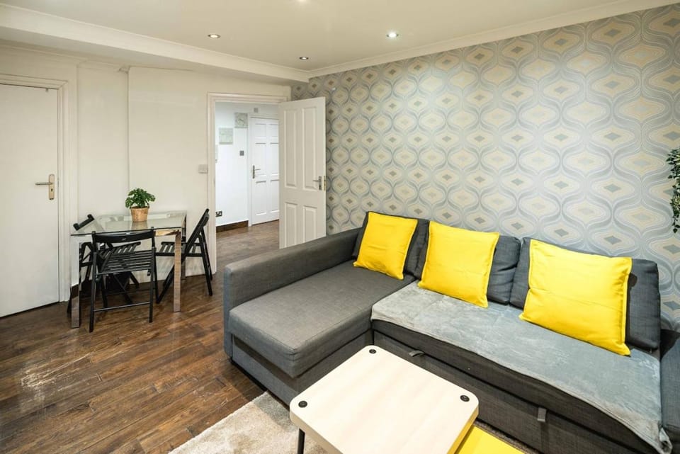 Swiss Cottage Hideaway Sleeps 8 Regents Park Apartment in London Borough of Camden