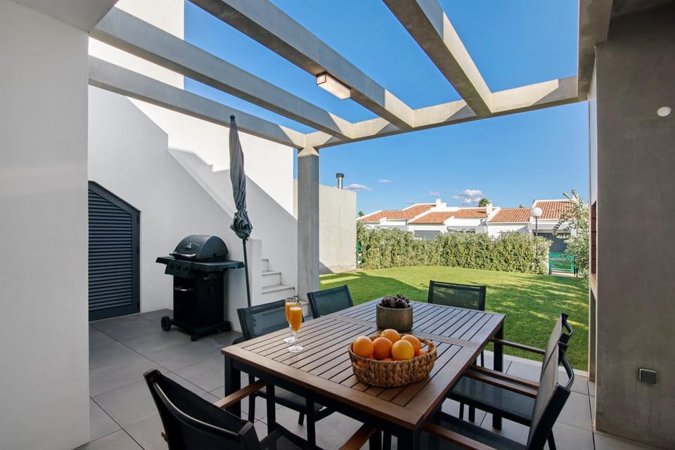 Property building, Balcony/Terrace, Living room