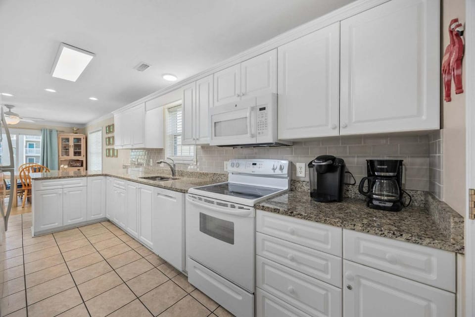 Coffee/tea facilities, Kitchen or kitchenette, dishwasher, oven, stove