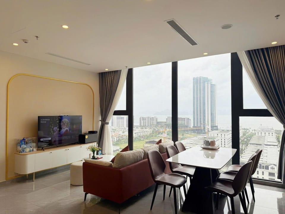 Communal lounge/ TV room, TV and multimedia, Living room, Seating area, Dining area, Evening entertainment