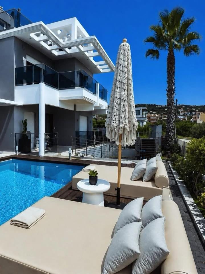 Pool view, Swimming pool, sunbed