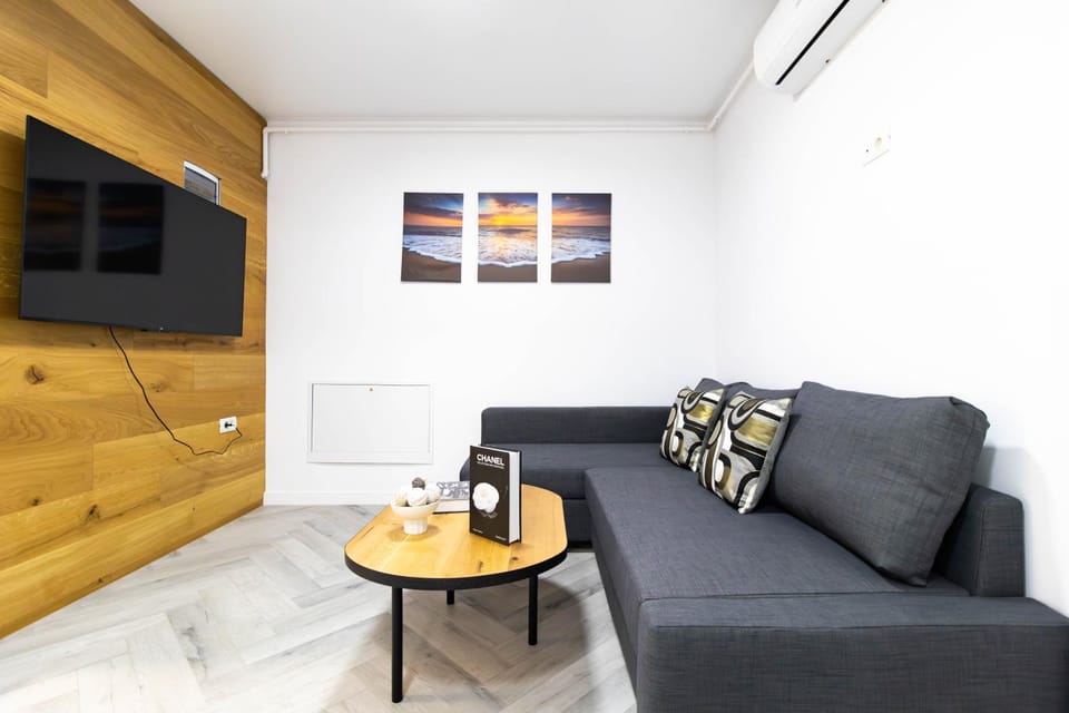 TV and multimedia, Living room, Seating area, Evening entertainment