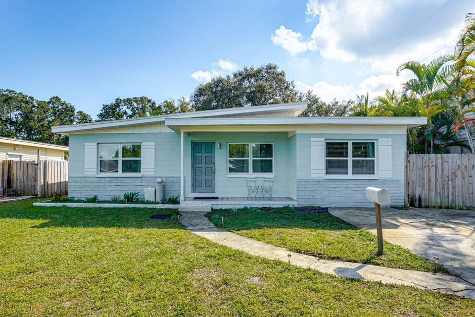 Convenient Oasis in St Pete, 4 Mi to Pier & Dtwn! House in St Petersburg