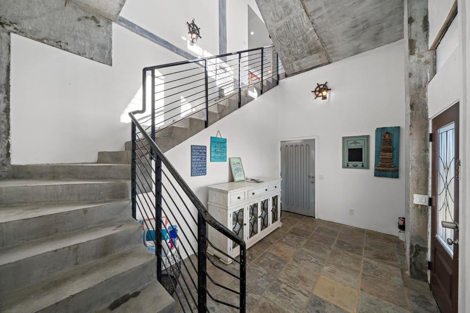 Oceanfront Experience House in Hitchcock