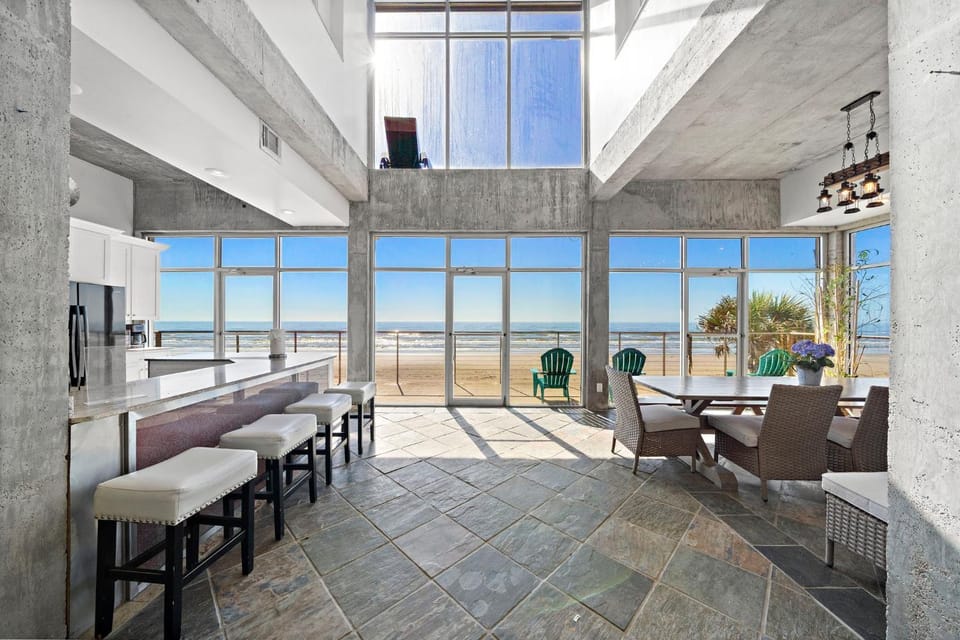 Oceanfront Experience House in Hitchcock