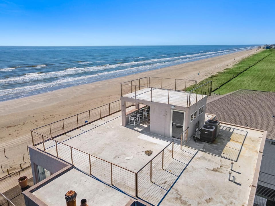 Oceanfront Experience House in Hitchcock