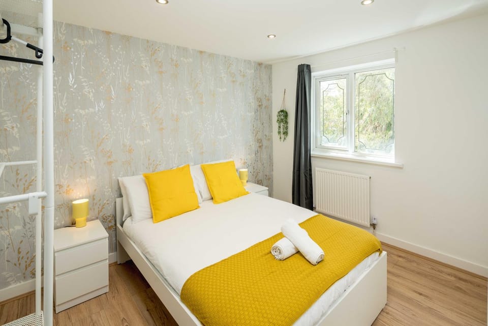 Family-Friendly 3-Bed House with Huge Garden Apartment in London Borough of Hounslow