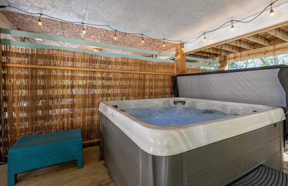 Lucky Fin - Corolla, Ocean Sands, Oceanside, 600 Yds to Beach, 4 Bedrooms, Hot Tub, Pets OK! House in Corolla