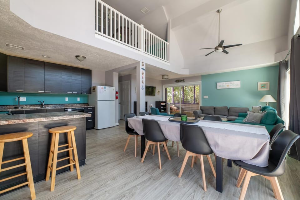 Lucky Fin - Corolla, Ocean Sands, Oceanside, 600 Yds to Beach, 4 Bedrooms, Hot Tub, Pets OK! House in Corolla