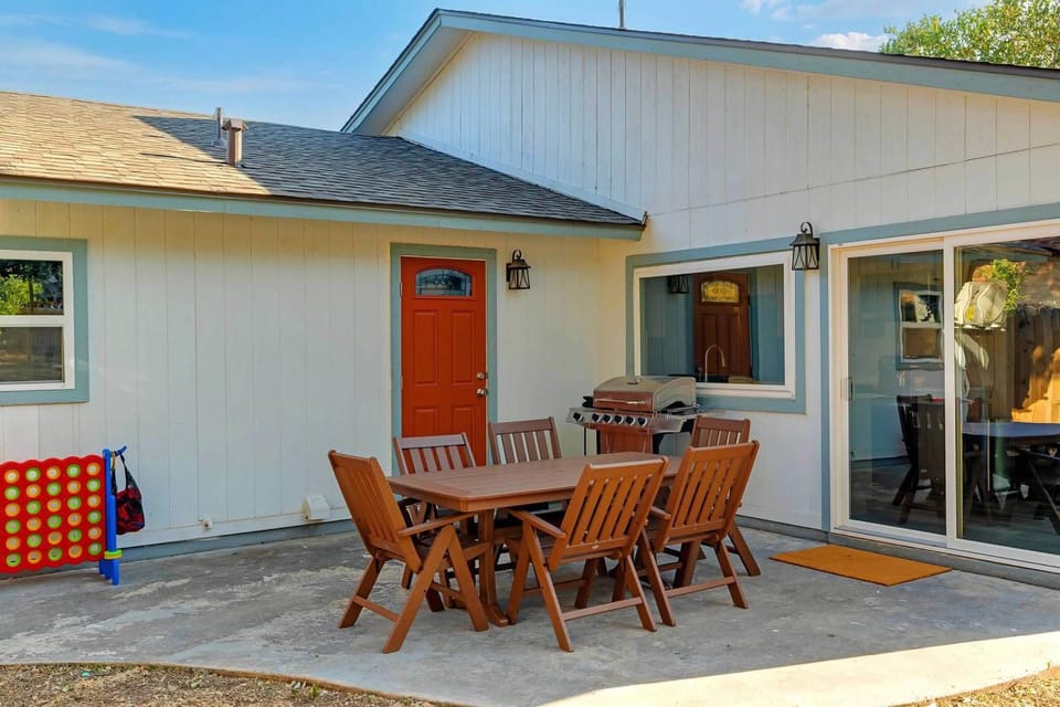 Mini Golf, Arcade & Fire Pit! San Antonio Home House in San Antonio
