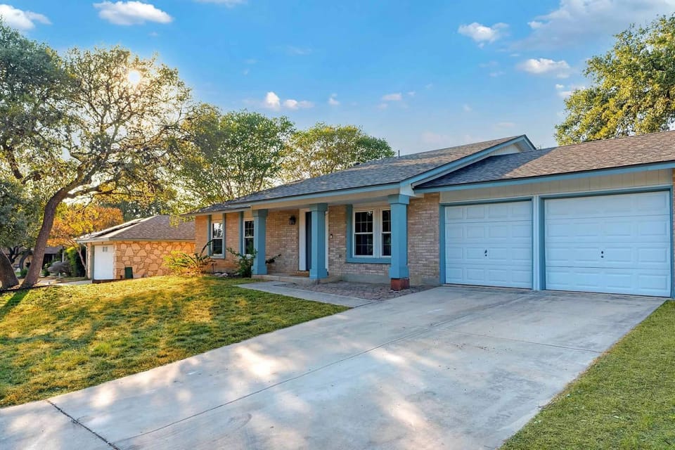 Mini Golf, Arcade & Fire Pit! San Antonio Home House in San Antonio