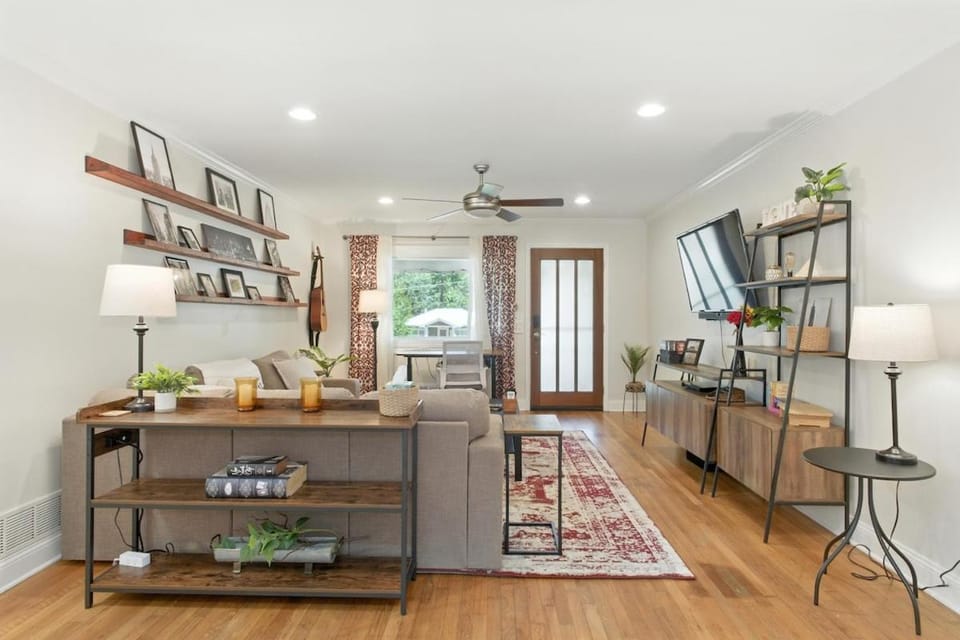 TV and multimedia, Living room, Seating area, air conditioner