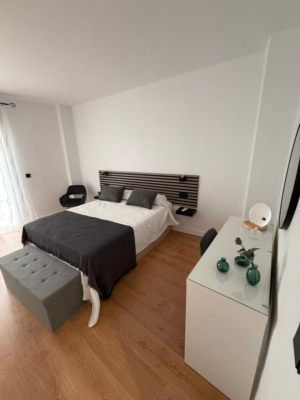 Bed, Photo of the whole room, Bedroom
