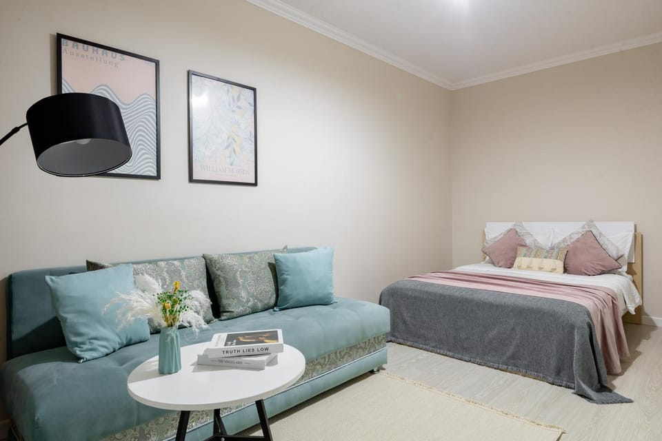 Bed, Photo of the whole room, Seating area, Bedroom