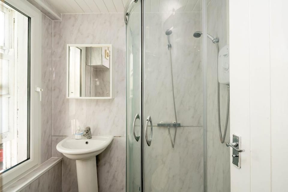 Stylish 2-Bed Flat with Sofa Bed Apartment in City of Westminster