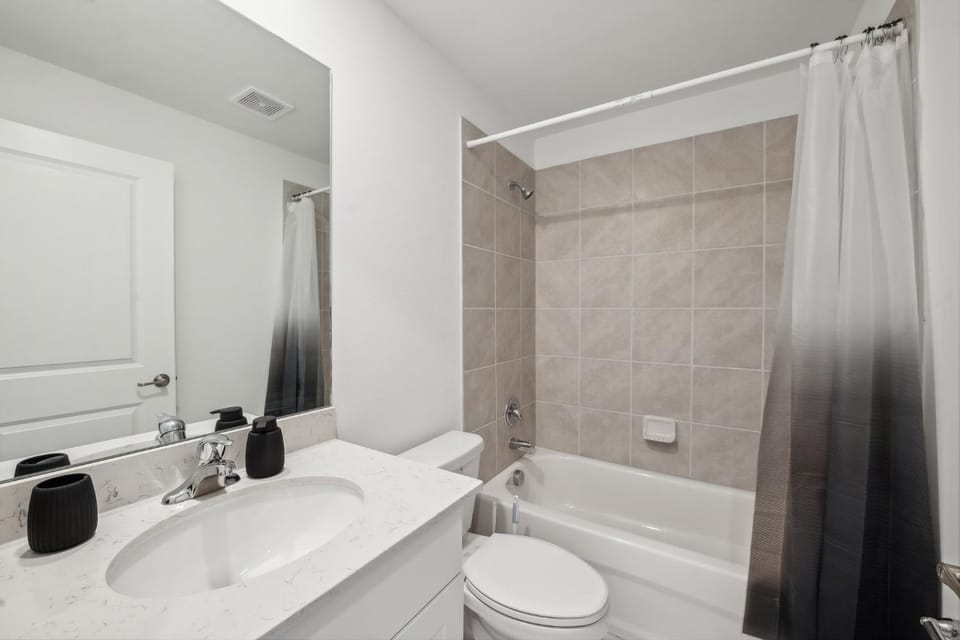 Sunny Escape Fresh, Modern Townhome Near Beaches Apartment in North Port