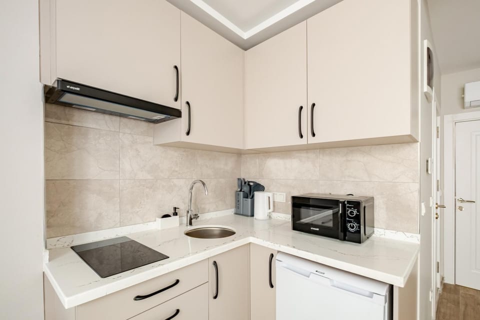 microwave, stove, kitchen