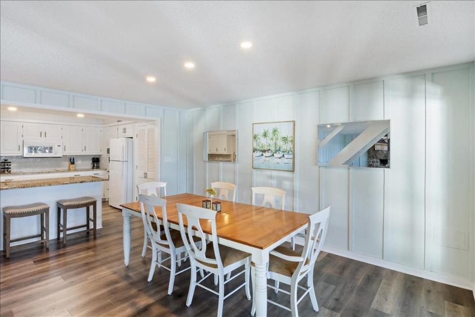 Kitchen or kitchenette, Dining area, minibar