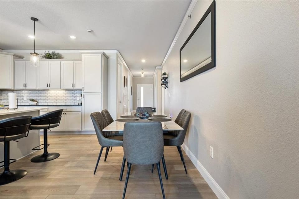 Seating area, Dining area