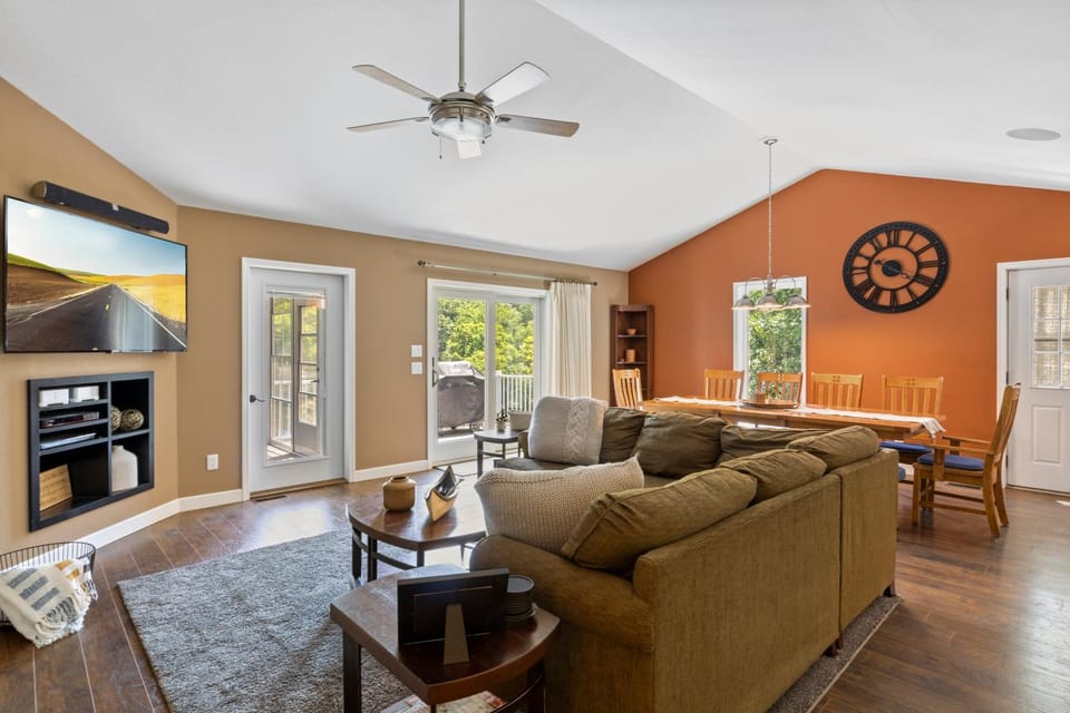 TV and multimedia, Living room, Seating area, Dining area