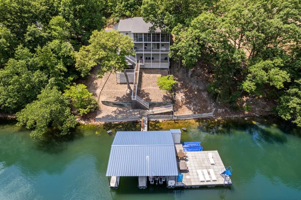 Property building, Day, Natural landscape, Bird's eye view, Lake view