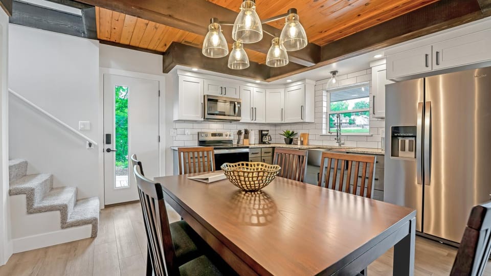 Kitchen or kitchenette, Dining area, oven, stove, toaster