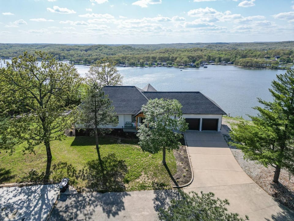 Property building, Day, Natural landscape, Bird's eye view, Lake view