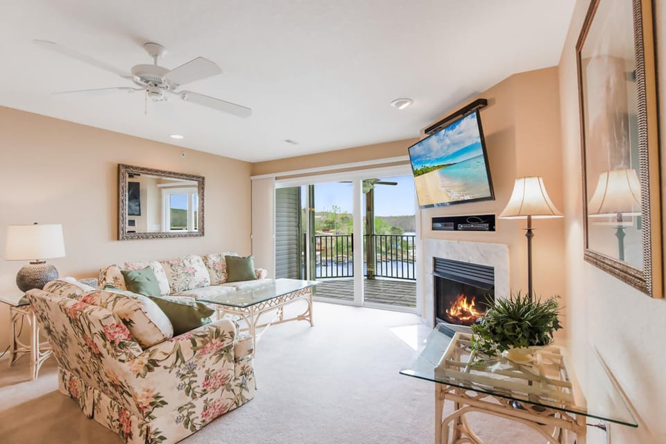 TV and multimedia, Living room, Seating area, fireplace