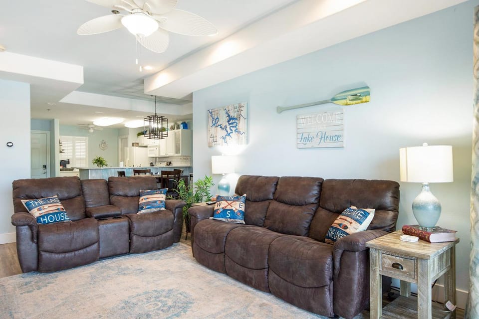 Kitchen or kitchenette, Living room, Seating area
