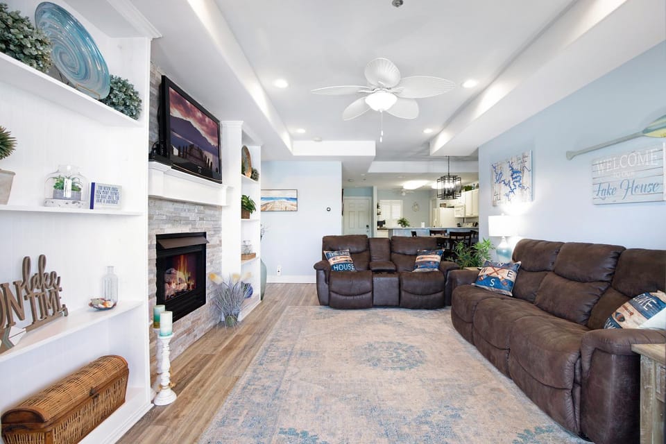 TV and multimedia, Living room, Seating area, fireplace