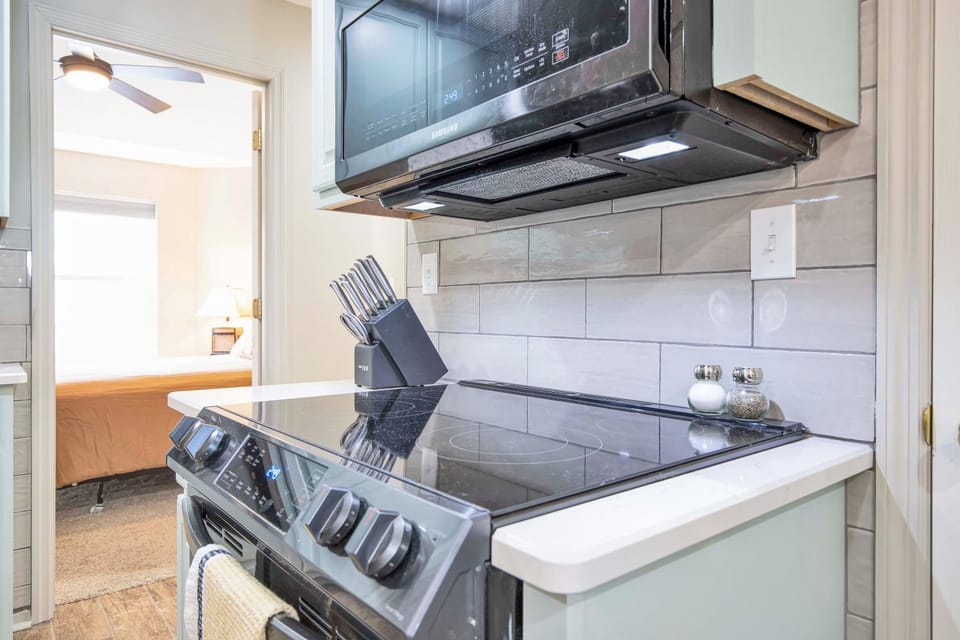 Kitchen or kitchenette, dishwasher, stove